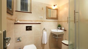 Un bany amb vàter, rentapel o i plat de dutxa.