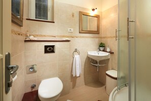 Apartment | Bathroom | Shower, hair dryer, towels, soap - Sun Spalato Beach (Split)