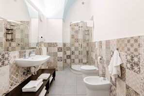 Dusche, Haartrockner, Bidet, Handtücher