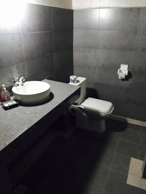 Combined shower/bathtub, towels - The Planet Apartments (Mombasa)