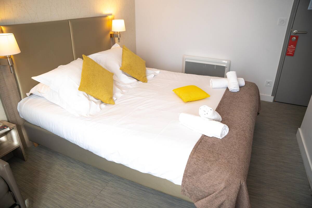 Chambre Double Supérieure | Bureau, espace de travail pour ordinateur portable, rideaux occultants