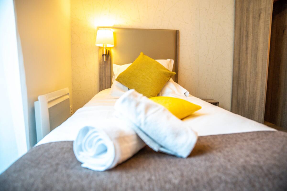 Chambre Simple Confort | Bureau, espace de travail pour ordinateur portable, rideaux occultants