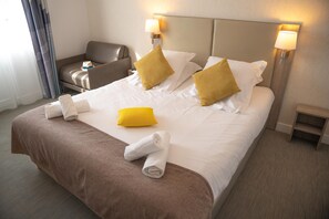 Desk, laptop workspace, blackout drapes, soundproofing - Hôtel La Villa Bettina (La Baule-Escoublac)