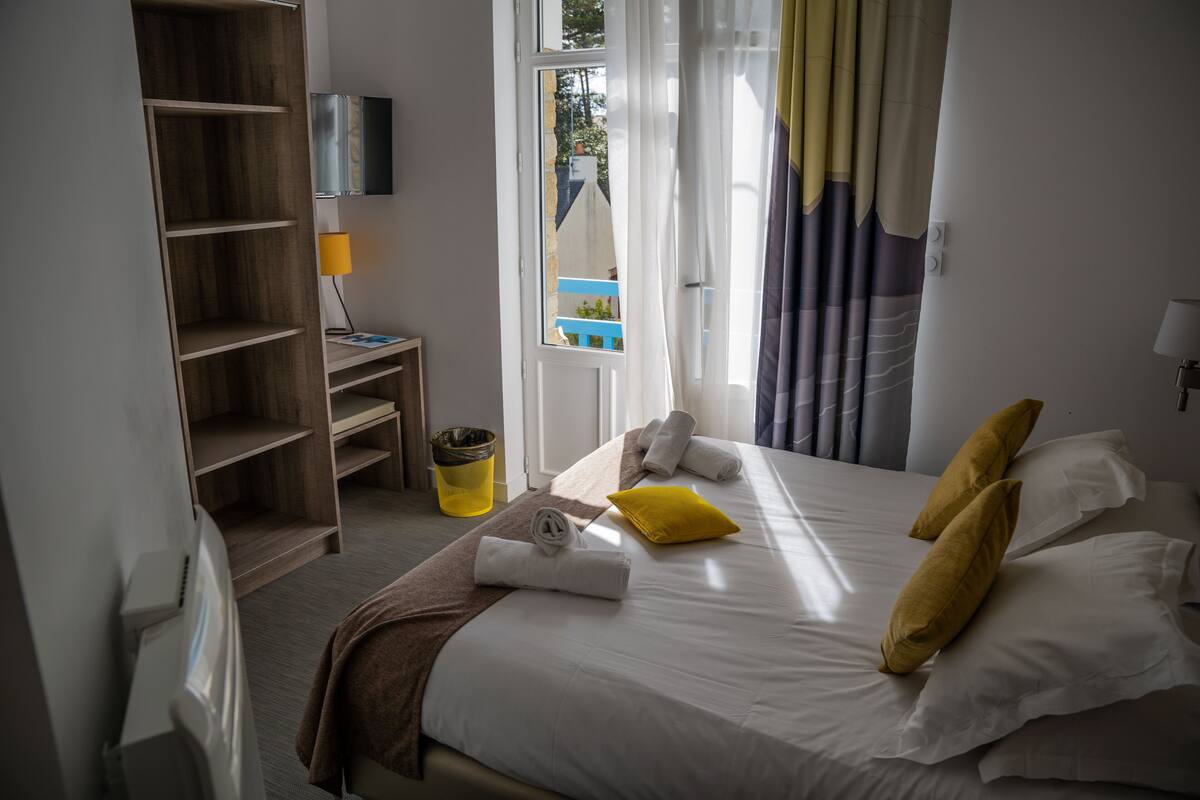 Chambre Quadruple Confort | Bureau, espace de travail pour ordinateur portable, rideaux occultants