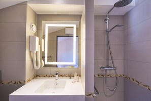 Superior-Doppelzimmer | Badezimmer | Dusche, Haartrockner, Handtücher, Seife