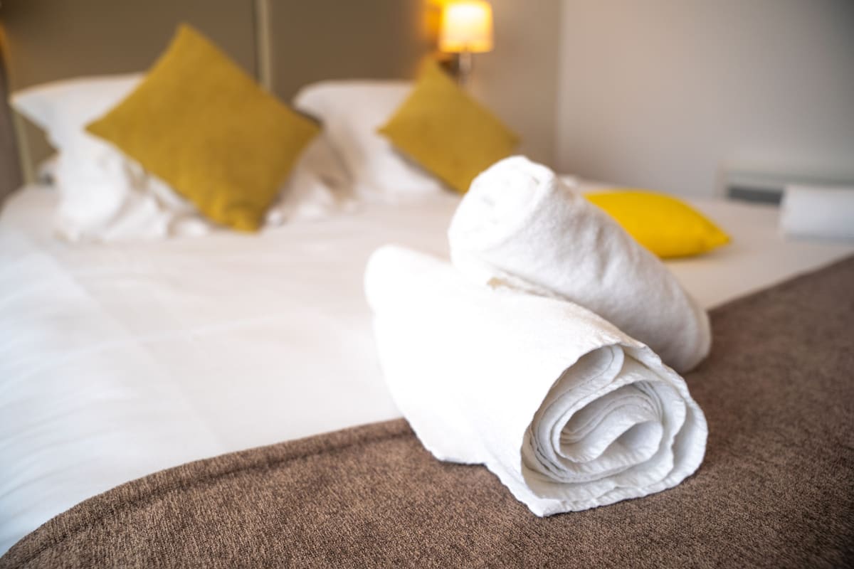 Bureau, espace de travail pour ordinateur portable, rideaux occultants