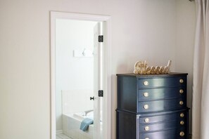 2 habitaciones, escritorio y tabla de planchar con plancha