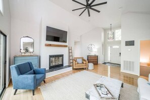 Tv, pejs, bordfodbold, bordtennisbord