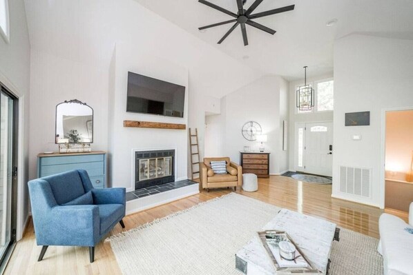 Smart TV, chimenea, futbolito y tenis de mesa