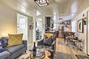 Fernseher, Kamin, Bücher, Musikbibliothek