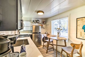 Køleskab, mikrobølgeovn, kogeplade, opvaskemaskine