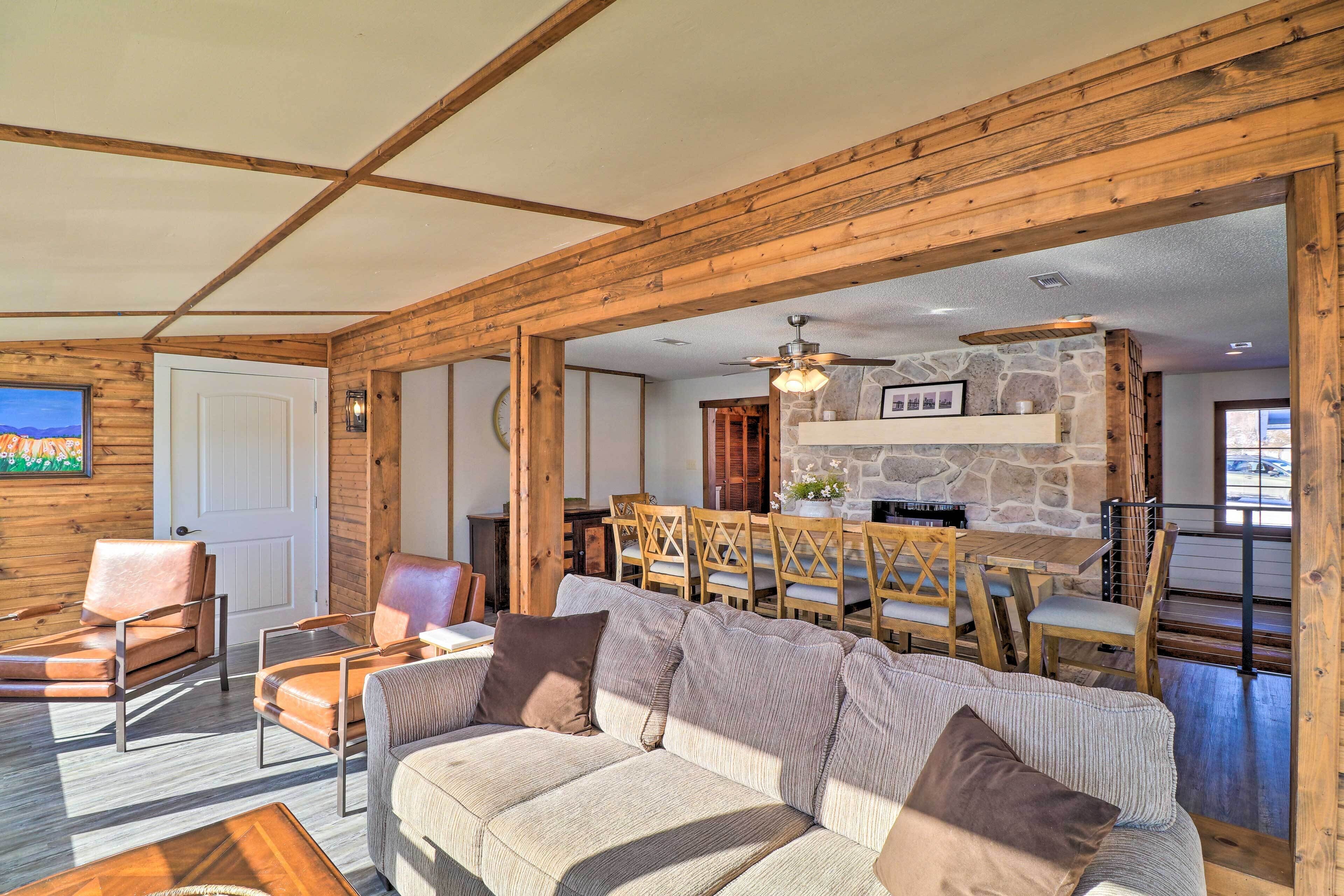 'Fish House' w/ Decks, Fire Pit & River Views