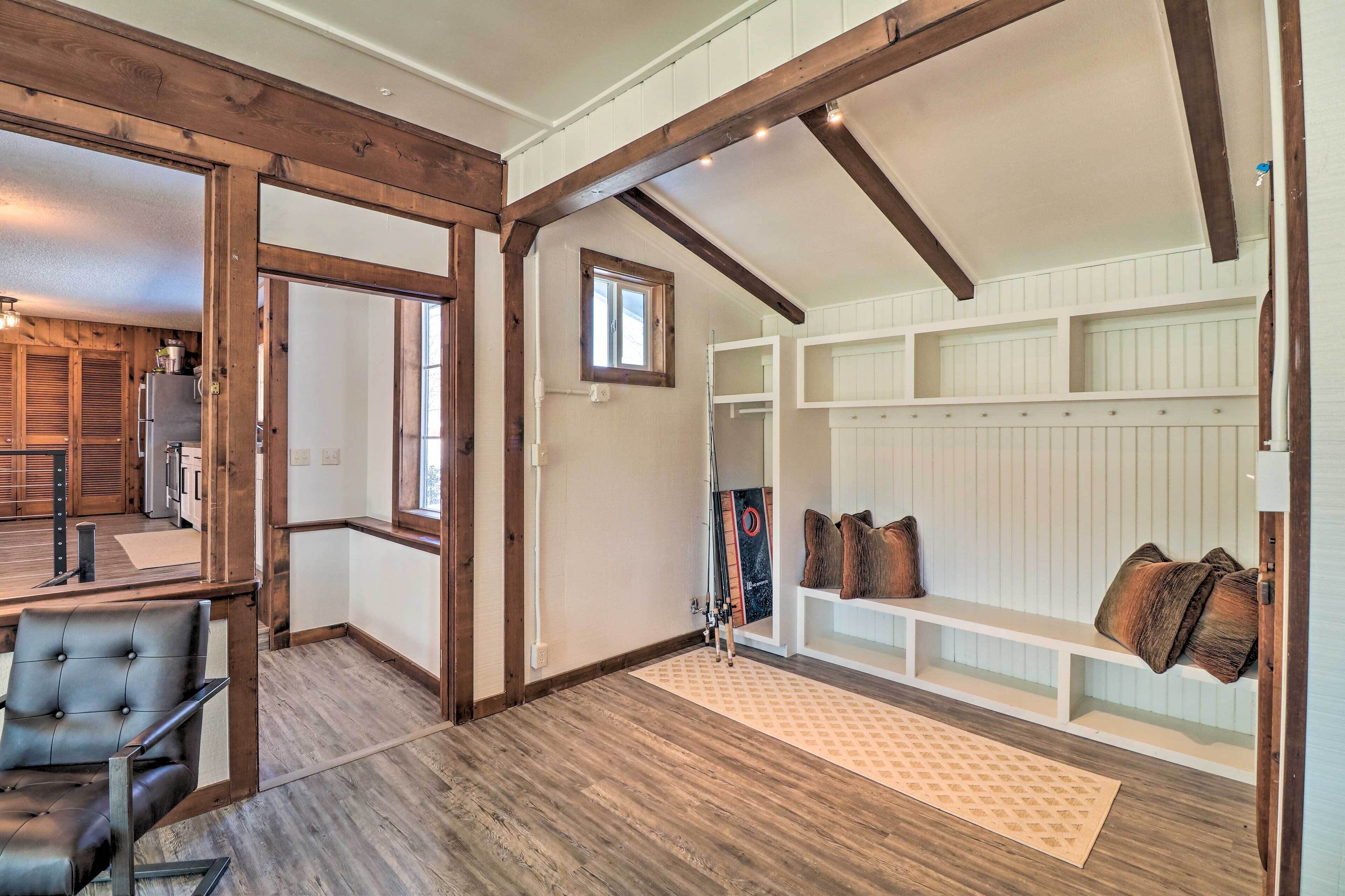 'Fish House' w/ Decks, Fire Pit & River Views