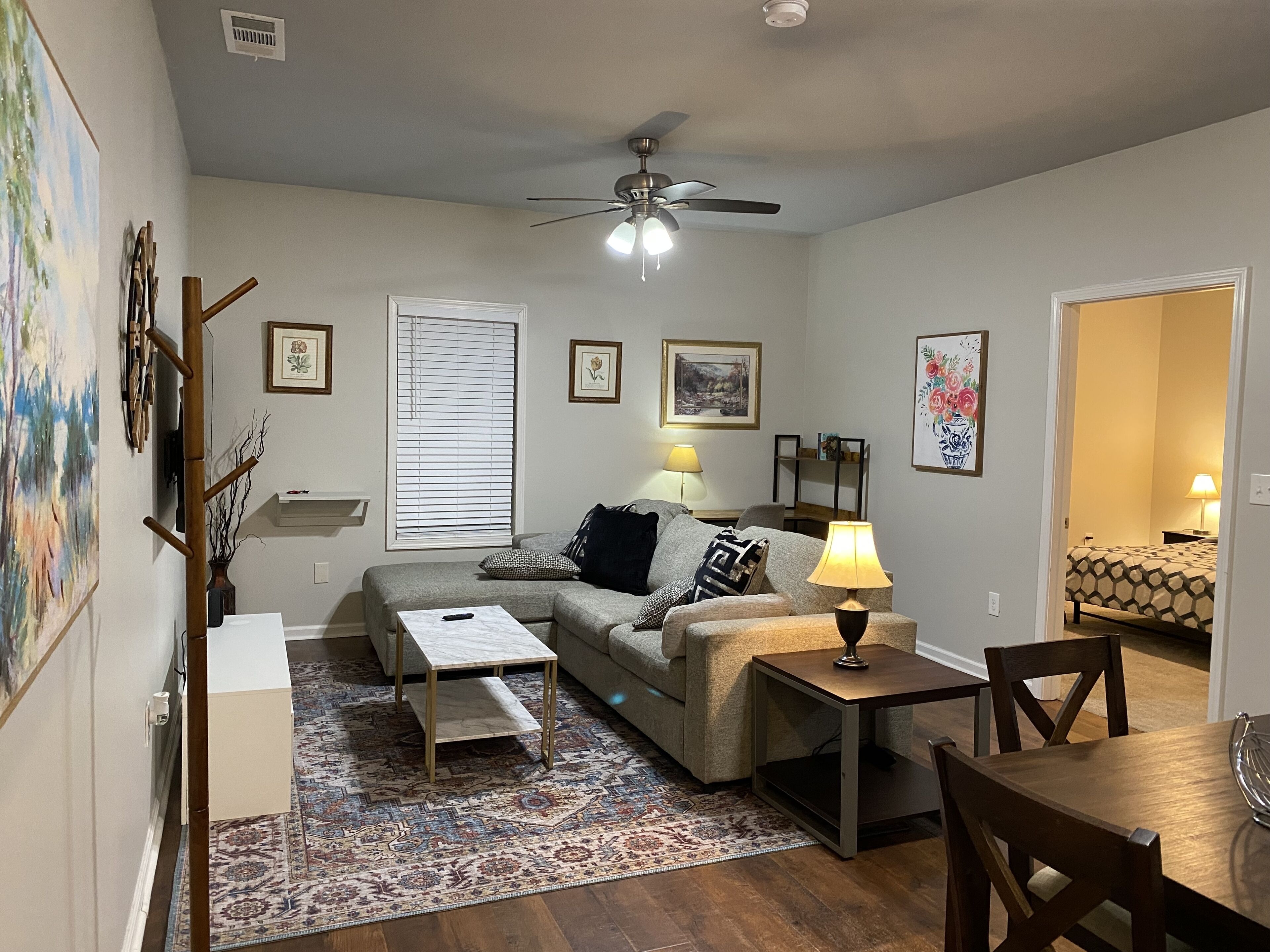 Cozy quiet retreat house 2 bedrooms, 1 bath 