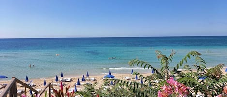 Nära stranden, solstolar och strandhanddukar