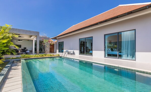 Outdoor pool, sun loungers