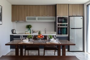 Fridge, microwave, stovetop, cookware/dishes/utensils - Blu Boat Luxury Pool Villas (Choeng Thale)