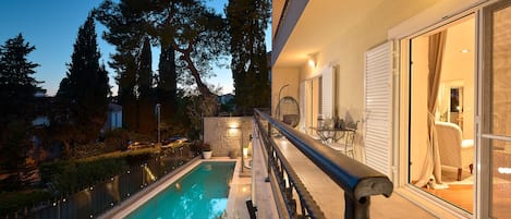 Seasonal outdoor pool, sun loungers