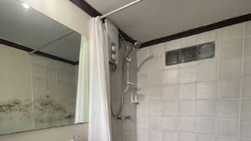 Elite Tent | Bathroom | Shower, free toiletries