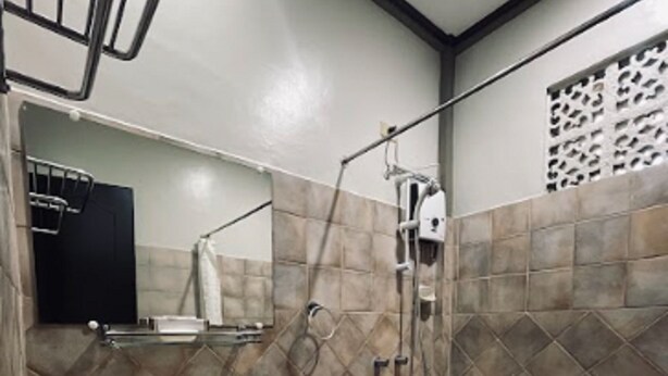 Une salle de bain avec un lavabo à vasque en granit, des toilettes et un espace douche.