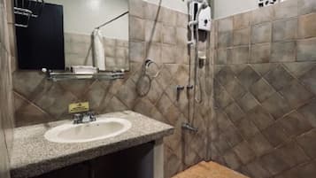 Royal Cabin | Bathroom | Shower, free toiletries