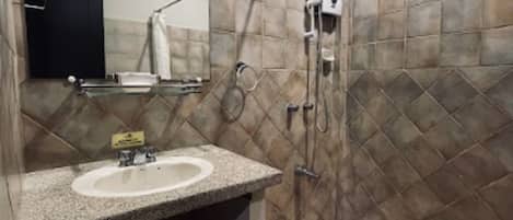 Royal Cabin | Bathroom | Shower, free toiletries
