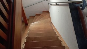 A wooden staircase with a handrail and a metal banister. - Gîte in an Ardéchois farmhouse in the heart of nature (Fabras)