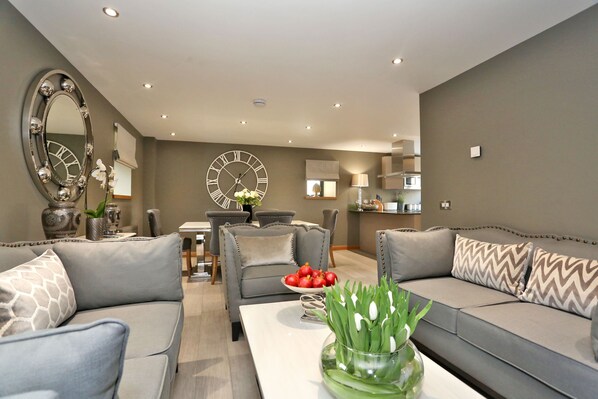 Comfort Apartment (3 Bedrooms) | Living room | TV - Fabulous 3 bed Home in Royal Deeside, Aberdeen (Aberdeen)