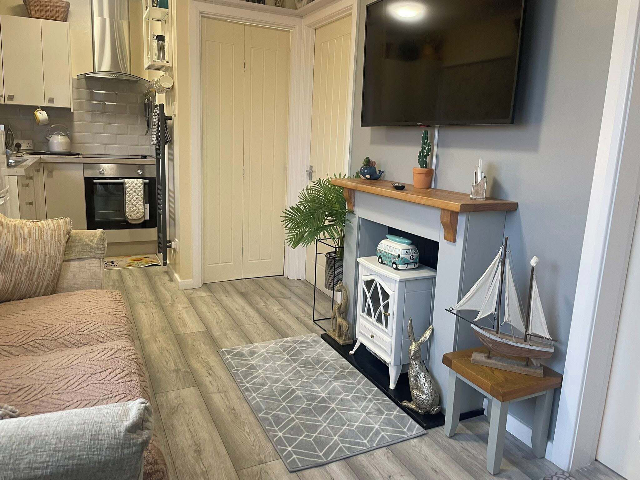 Smart TV, fireplace