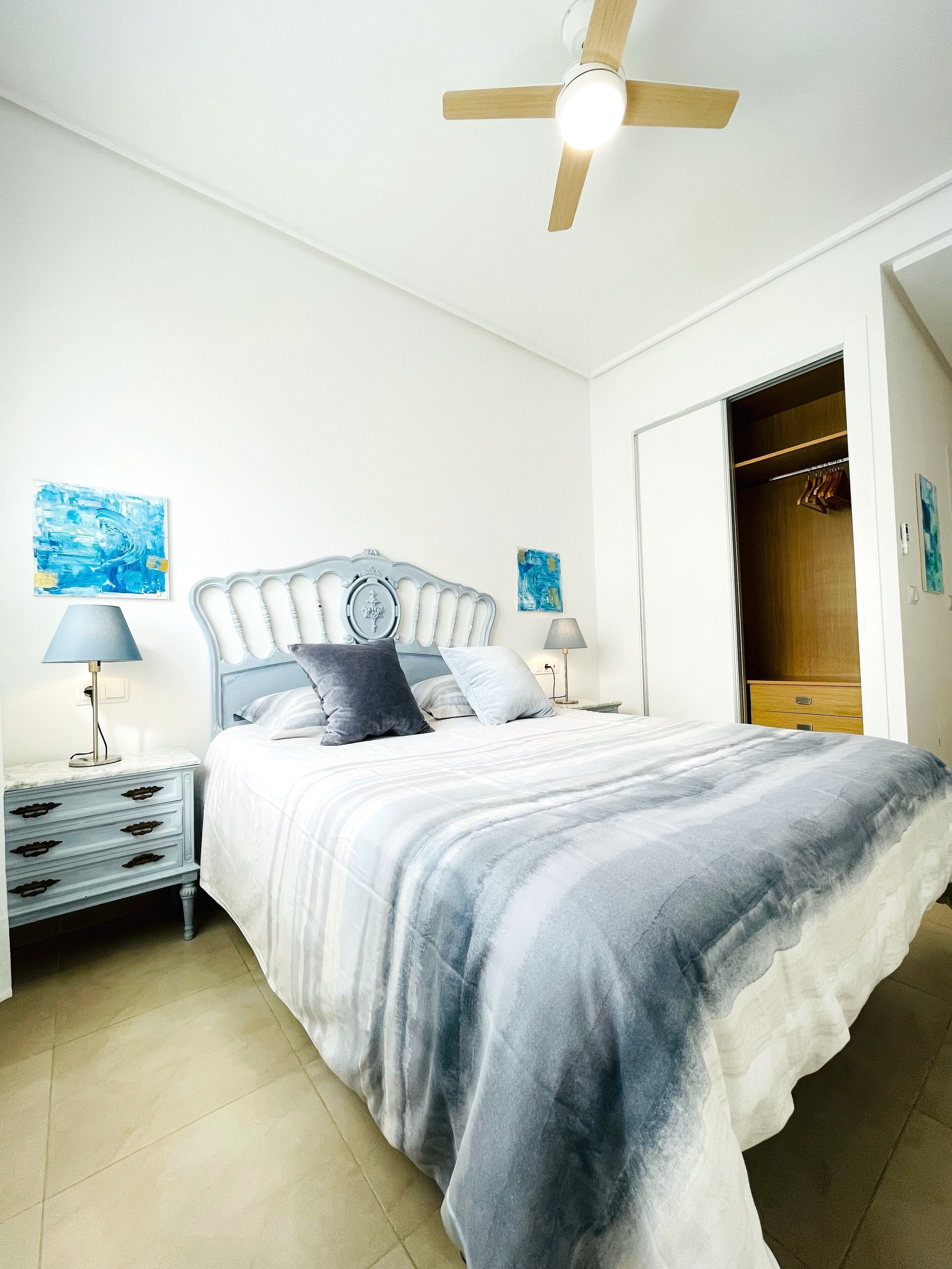 2 dormitorios, tabla de planchar con plancha, cuna de viaje