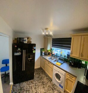 Departamento | Cocina privada | Refrigerador, microondas, horno y parrilla de estufa