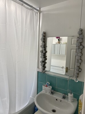Appartement | Salle de bain | Ensemble douche/baignoire, baignoire relaxante profonde, sèche-cheveux
