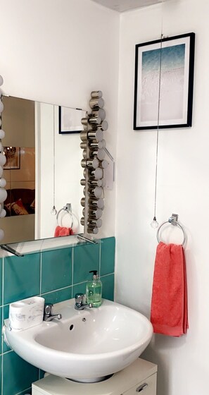 Departamento | Baño | Tina con regadera, tina profunda, secadora de cabello, toallas 