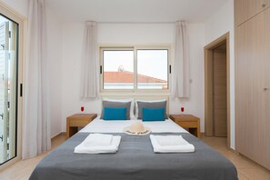 3 chambres, coffres-forts dans les chambres, fer et planche à repasser