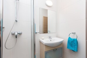 Ensemble douche/baignoire, sèche-cheveux, serviettes fournies