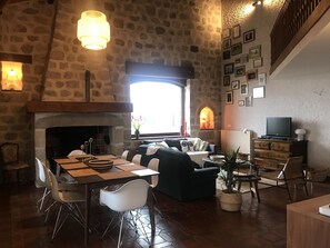 Télévision, cheminée, livres