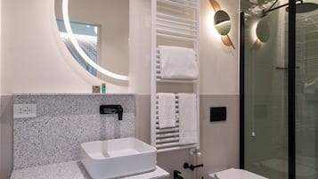 Chuveiro, produtos de toalete grátis, secador de cabelo, bidê