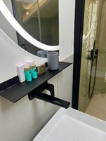 Süit | Banyo | Duş, ücretsiz banyo/kozmetik ürünleri, saç kurutma makinesi, bide 