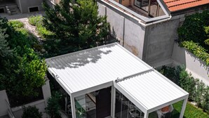 A modern outdoor patio with white furniture and a glass enclosure. - Boutique Hotel Martini 17 (Milan)