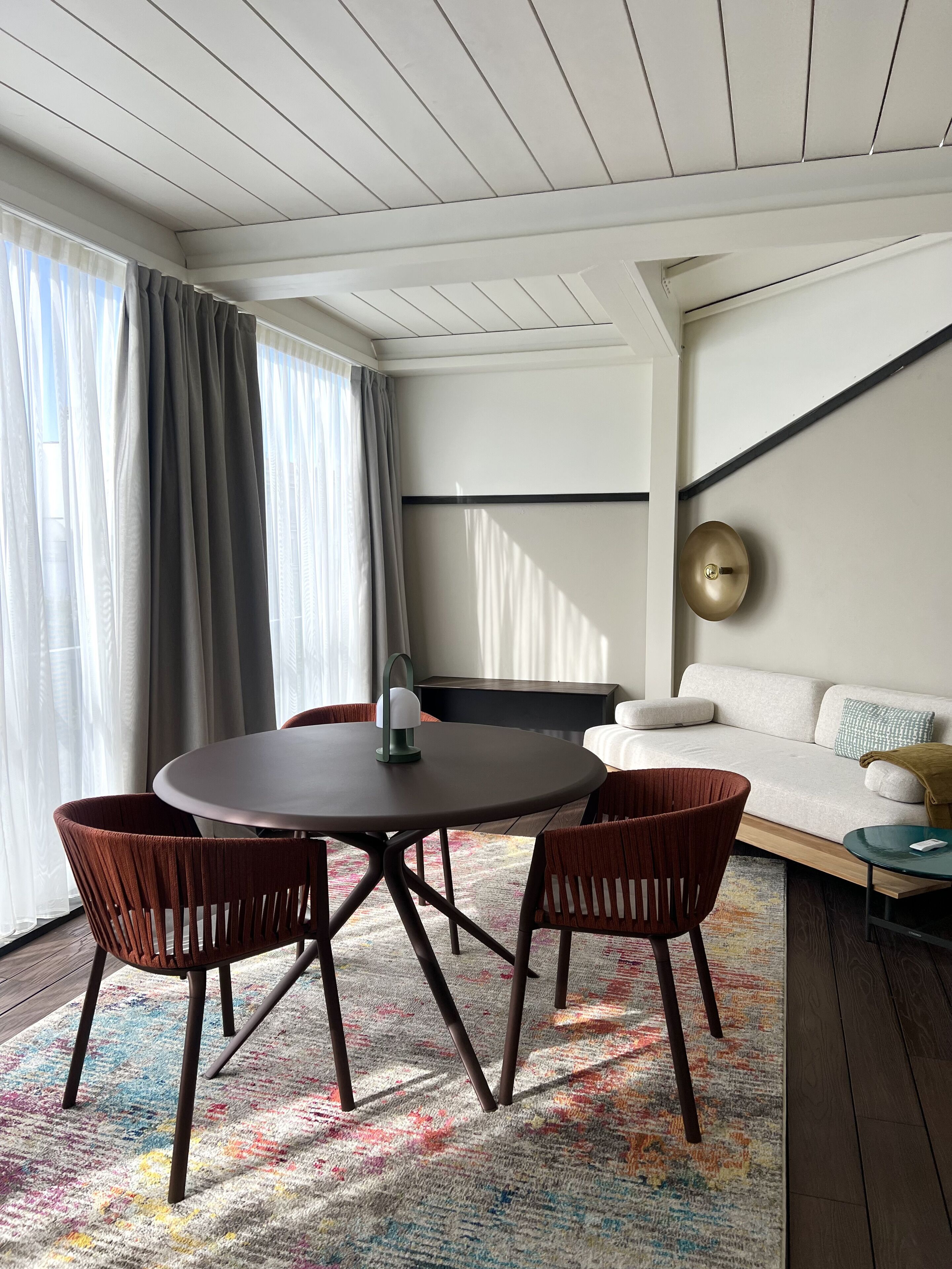 Suite | Wohnbereich | 40-Zoll-Flachbildfernseher mit Satellitenempfang, Fernseher