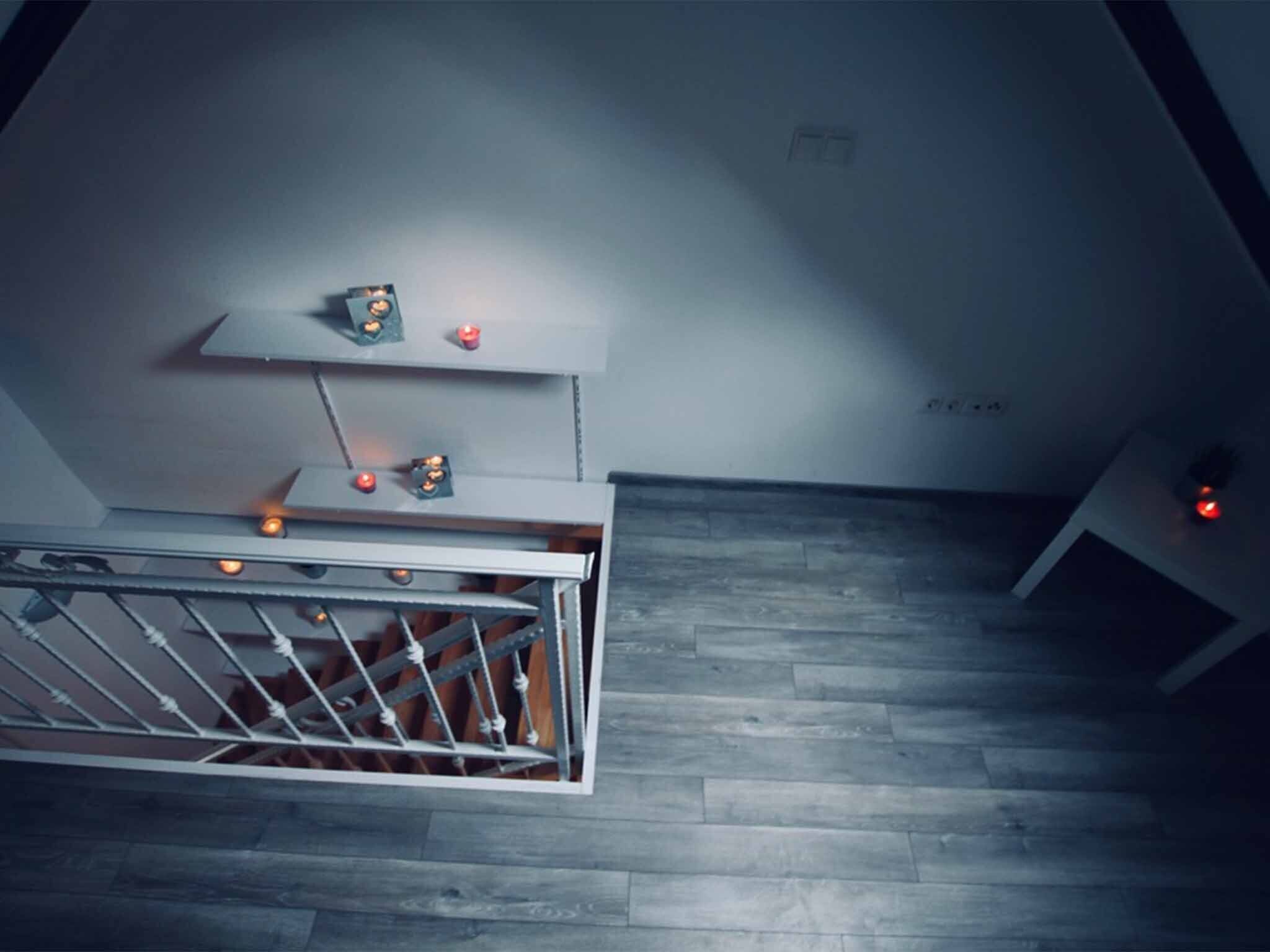 Un interno moderno con una scala, pavimento in legno e arredamento minimalista.