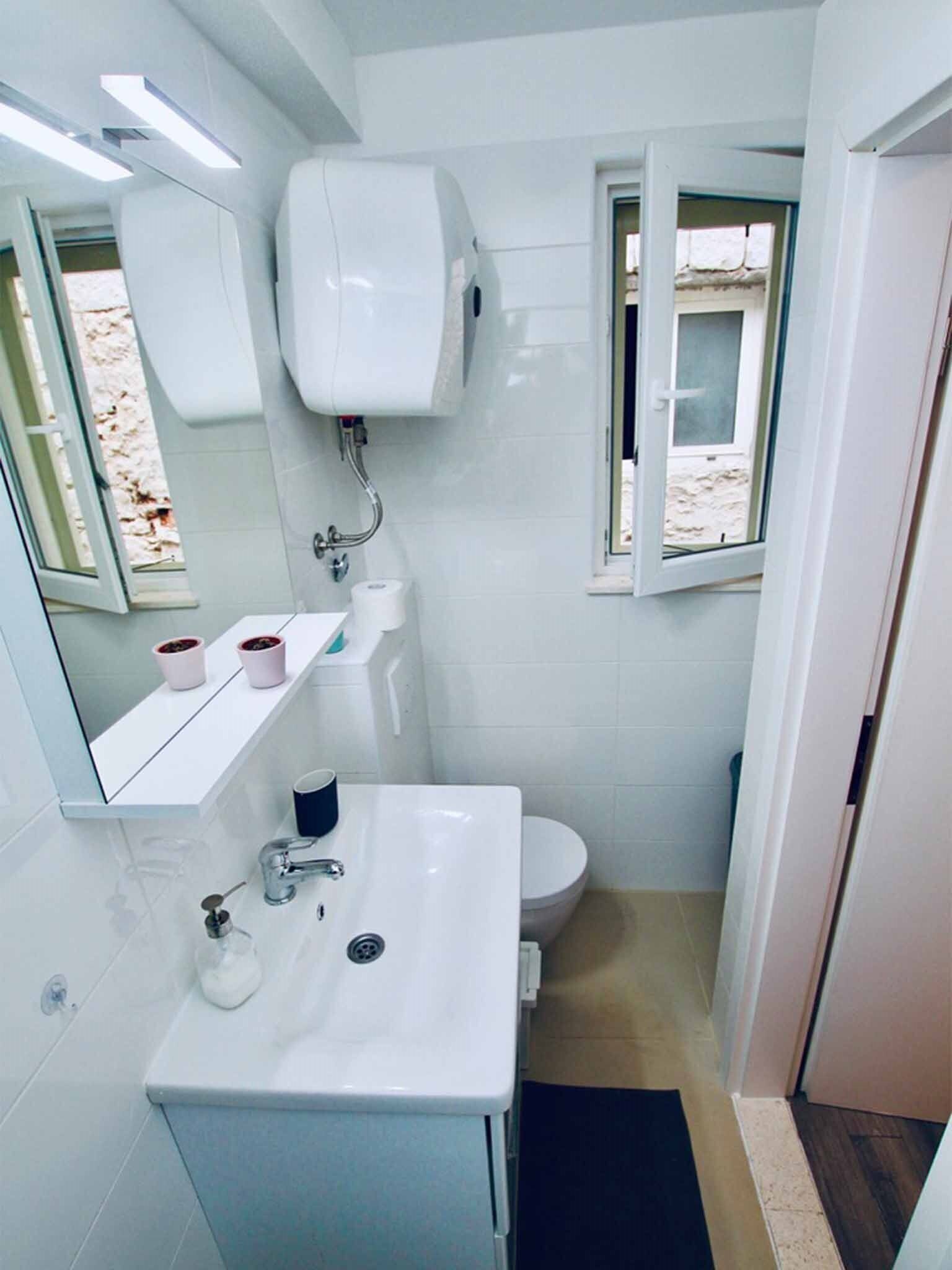 Apartment (Two Bedroom Apartment) | Bathroom | Shower, towels