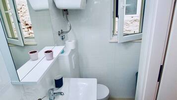 Apartamento (Two Bedroom Apartment) | Banheiro | Chuveiro, toalhas de banho