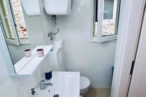 Apartment (Two Bedroom Apartment) | Badezimmer