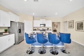 Microwave, oven, stovetop, dishwasher - 7655 Oakmoss Loop (Davenport)