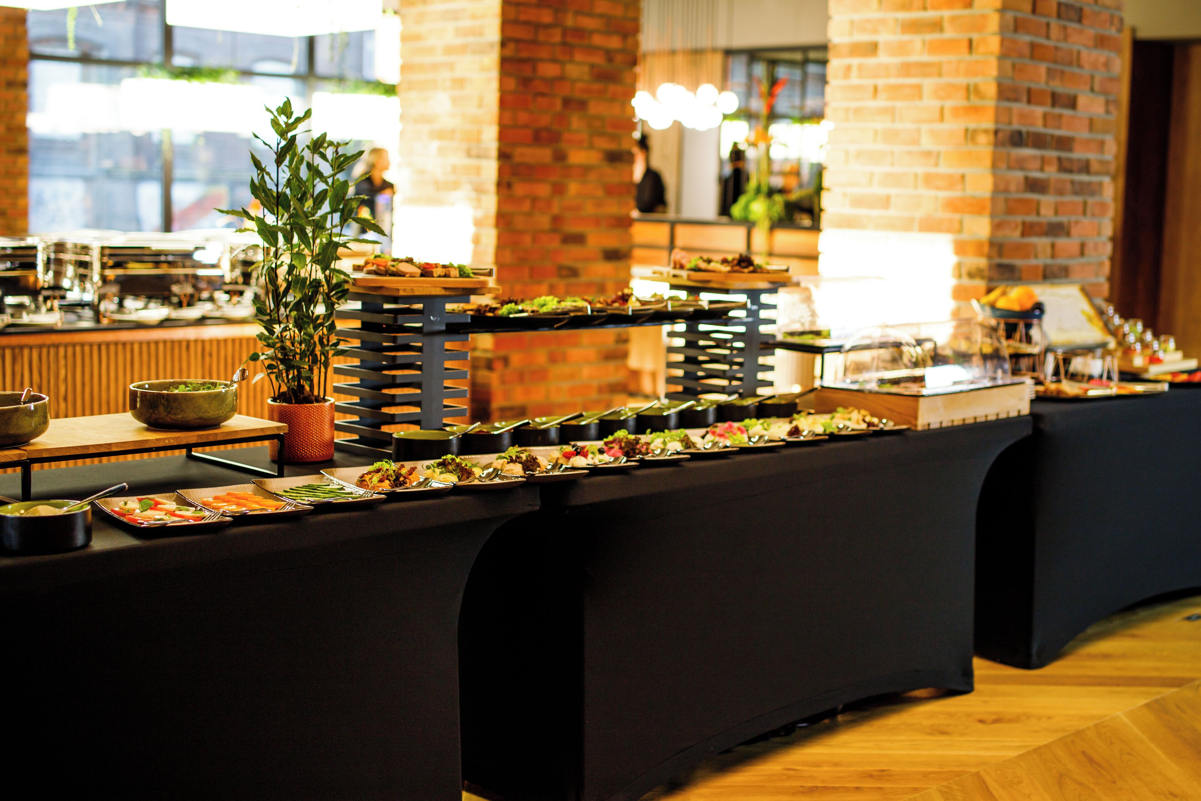 Daily buffet breakfast (PLN 79 per person)