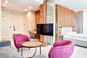 Suite | In-room safe, desk, iron/ironing board, free WiFi