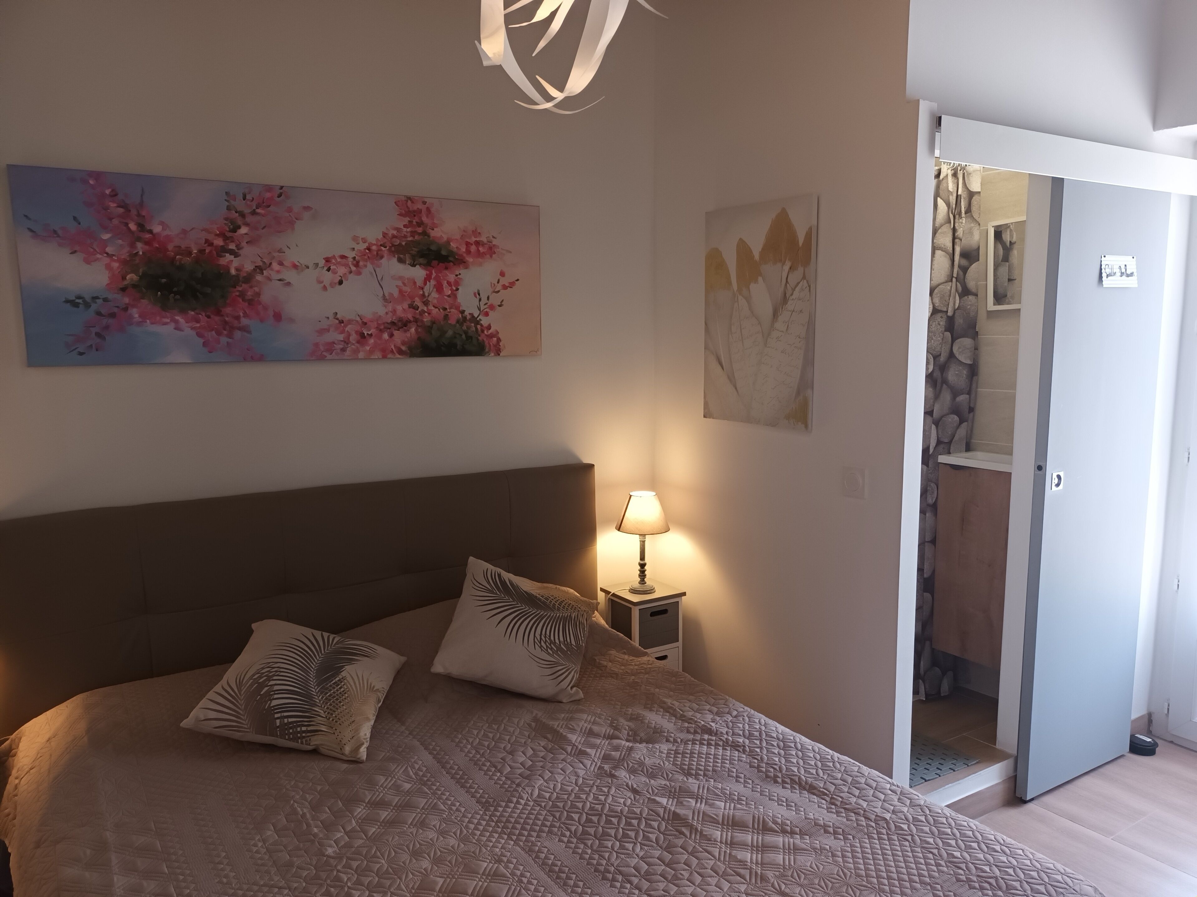 2 makuuhuonetta, työpöytä, silitysrauta/-lauta, vauvan matkasänky