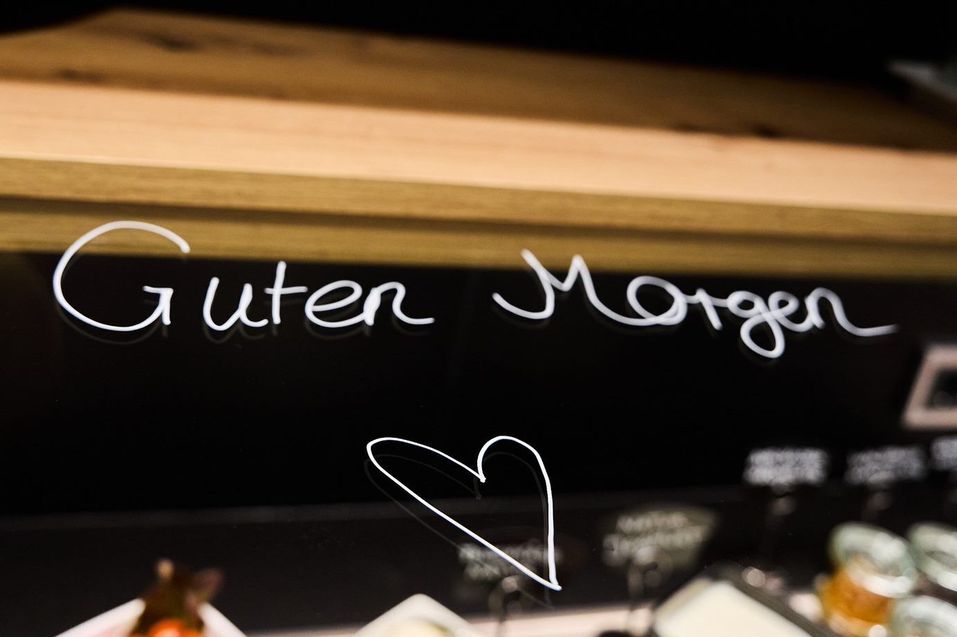 Un cartel con el texto 'Guten Morgen' y un símbolo de corazón.