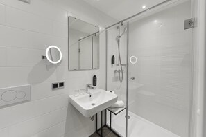 Shower, towels - Hotel Rhönkitz (Bad Kissingen)